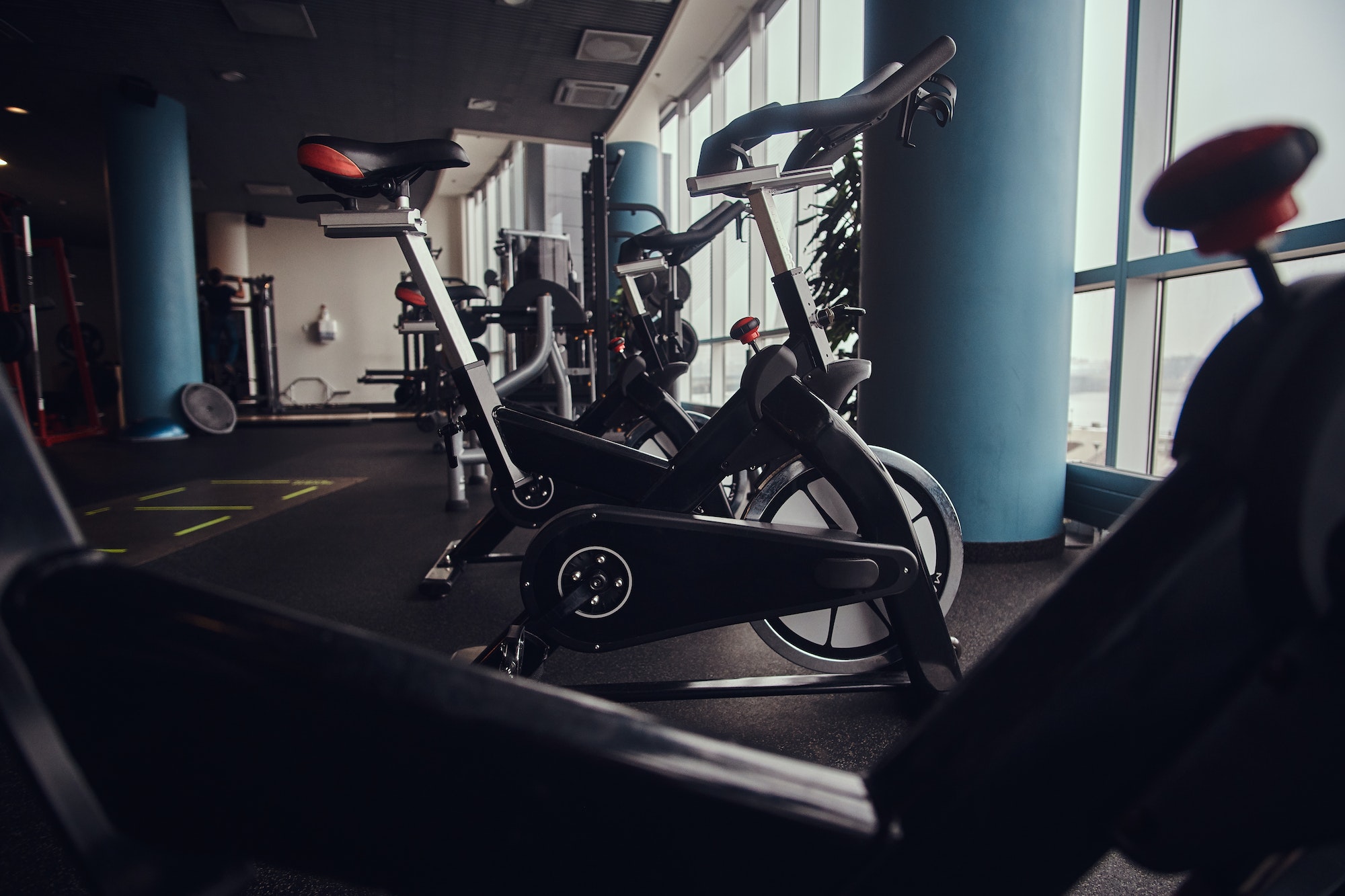 Deporte, fitness, salud. Bicicletas estáticas en el gimnasio.